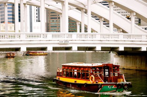 bumboat_passing_under_elgin_bridge_singapore_-_20090926